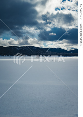 Mysterious light falling through the gap between fresh snow and clouds [Kamishiro, Hakuba-mura, Kitaazumi-gun] 87086975
