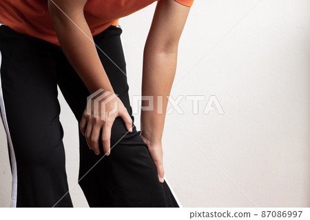 A woman supporting herself from numbness, muscle weakness, pain, and tingling in the knee nerve endings. This is a side effect of Guillain-Barre Syndrome after vaccination against COVID-19 A woman supporting herself from numbness, muscle weakness, pain, and tingling in the knee nerve endings. This is a side effect of Guillain-Barre Syndrome after vaccination against COVID-19 87086997