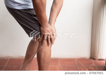 A man supporting herself from numbness, muscle weakness, pain, and tingling in the knee nerve endings. This is a side effect of Guillain-Barre Syndrome after vaccination against COVID-19 A man supporting herself from numbness, muscle weakness, pain, and tingling in the knee nerve endings. This is a side effect of Guillain-Barre Syndrome after vaccination against COVID-19 87087001