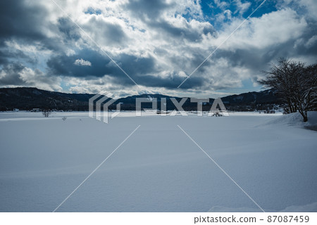 Mysterious light falling through the gap between fresh snow and clouds [Kamishiro, Hakuba-mura, Kitaazumi-gun] 87087459