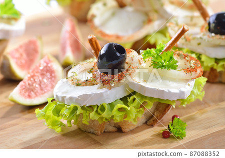 Goat cheese on baguette with fresh figs 87088352