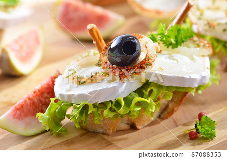 Goat cheese on baguette with fresh figs 87088353