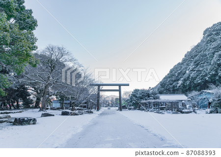 雪中的岐阜護國神社<岐阜縣岐阜市> 87088393