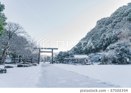 雪中的岐阜護國神社<岐阜縣岐阜市> 雪中的岐阜護國神社<岐阜縣岐阜市> 87088394