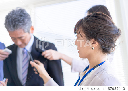 在道歉新聞發布會上被媒體包圍的貴賓 在道歉新聞發布會上被媒體包圍的貴賓 87089440