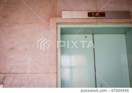 Waiting for the Shanghai apartment elevator 87089498