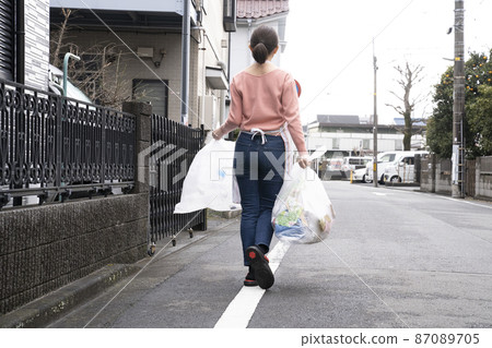 A woman who puts out garbage 87089705
