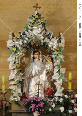 Blessed Virgin Mary with baby Jesus 87089793