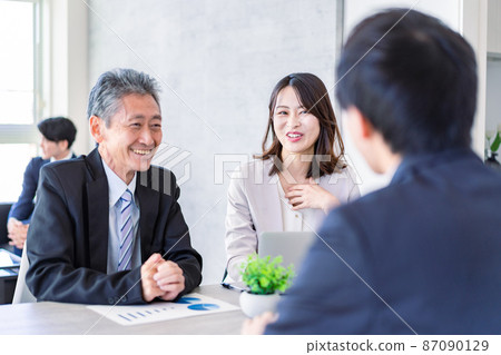 在有趣的氣氛中開會的商務人士 87090129