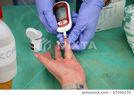 Measuring glucose level blood test Measuring glucose level blood test 87090276