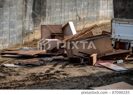 Items left behind at demolition sites and bulky waste 87090285