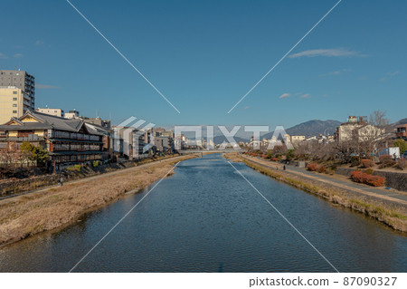 從京都五條大橋看鴨川的風景 從京都五條大橋看鴨川的風景 87090327