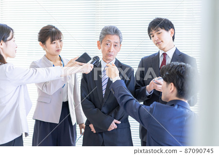 VIP to silence at a press conference 87090745