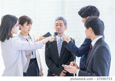 VIP to silence at a press conference 87090753
