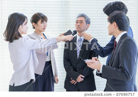VIP to silence at a press conference 87090757