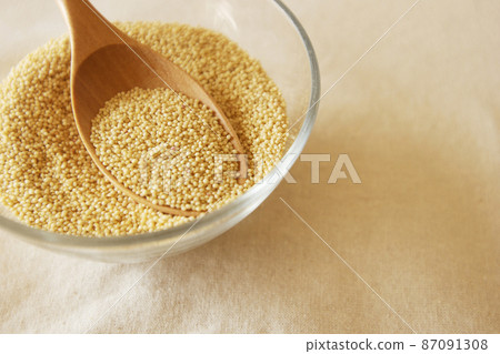 玻璃碗中的莧菜健康食品超級食品 玻璃碗中的莧菜健康食品超級食品 87091308