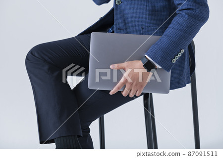 一個二十多歲的商人，帶著筆記本電腦 87091511