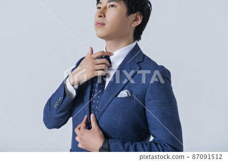 一個打領帶的二十多歲的商人 87091512