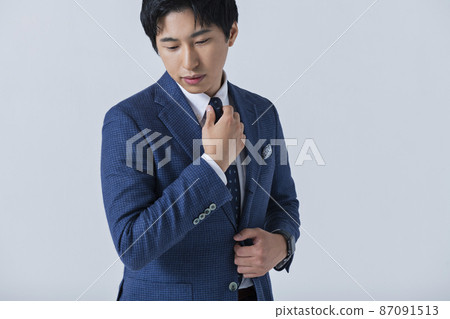 一個打領帶的二十多歲的商人 87091513