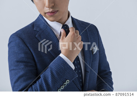 一個打領帶的二十多歲的商人 87091514