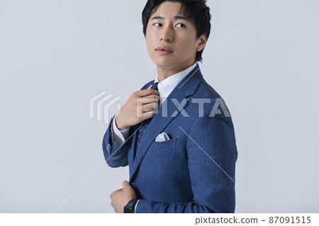 一個打領帶的二十多歲的商人 87091515