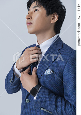 一個打領帶的二十多歲的商人 87091516