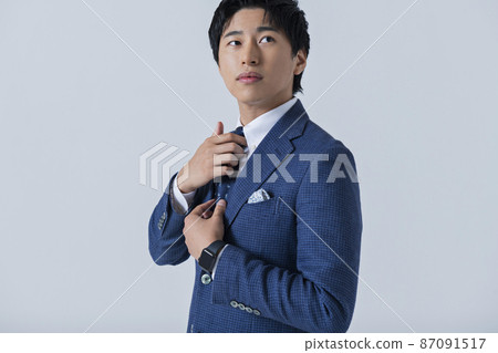 一個打領帶的二十多歲的商人 87091517