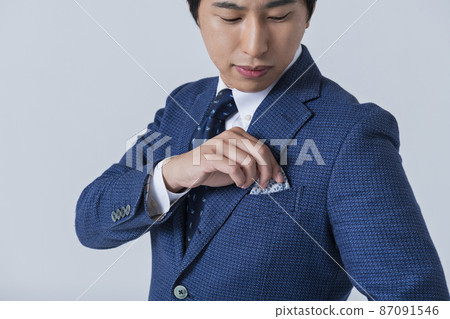 一個二十多歲的商人正在穿衣服 一個二十多歲的商人正在穿衣服 87091546