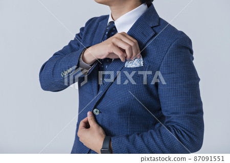 一個二十多歲的商人正在穿衣服 87091551