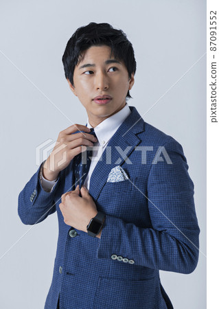 一個打領帶的二十多歲的商人 87091552