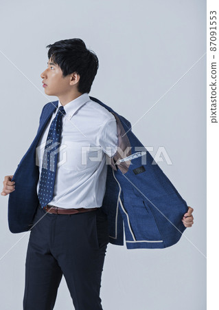 二十多歲的商人穿著夾克 87091553