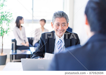 Salesman to negotiate business 87092694