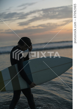 一個人在早晨的海中衝浪 87092985