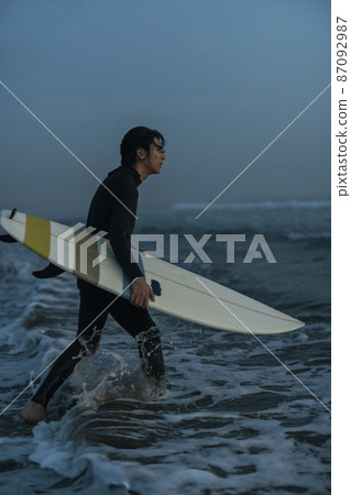 一個人在早晨的海中衝浪 87092987