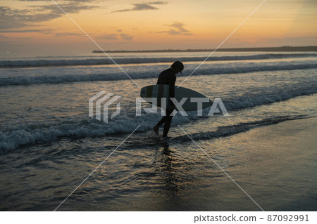 一個人在早晨的海中衝浪 一個人在早晨的海中衝浪 87092991
