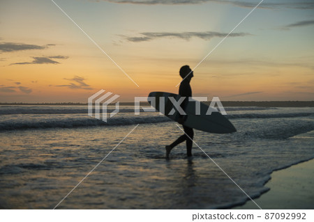 一個人在早晨的海中衝浪 一個人在早晨的海中衝浪 87092992