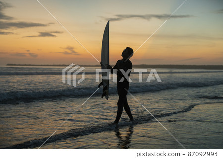 一個人在早晨的海中衝浪 一個人在早晨的海中衝浪 87092993
