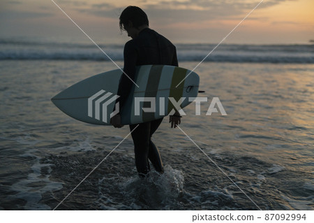 一個人在早晨的海中衝浪 一個人在早晨的海中衝浪 87092994