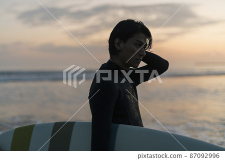 一個人在早晨的海中衝浪 一個人在早晨的海中衝浪 87092996