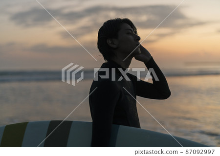 一個人在早晨的海中衝浪 一個人在早晨的海中衝浪 87092997