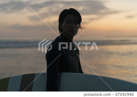 一個人在早晨的海中衝浪 一個人在早晨的海中衝浪 87092998