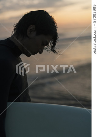 一個人在早晨的海中衝浪 一個人在早晨的海中衝浪 87092999