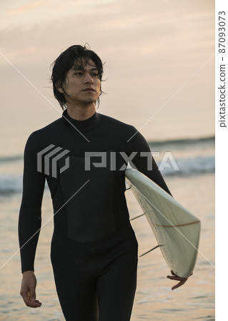 一個人在早晨的海中衝浪 一個人在早晨的海中衝浪 87093073