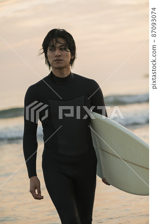 一個人在早晨的海中衝浪 一個人在早晨的海中衝浪 87093074