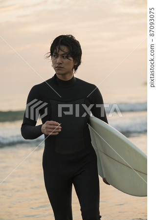 一個人在早晨的海中衝浪 一個人在早晨的海中衝浪 87093075