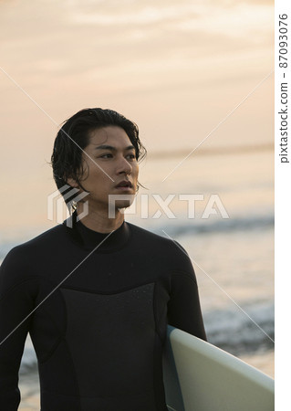 一個人在早晨的海中衝浪 一個人在早晨的海中衝浪 87093076