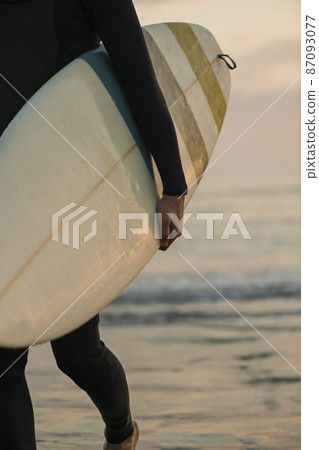 一個人在早晨的海中衝浪 一個人在早晨的海中衝浪 87093077