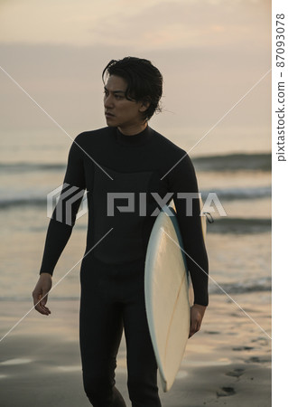 一個人在早晨的海中衝浪 一個人在早晨的海中衝浪 87093078