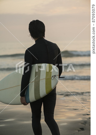一個人在早晨的海中衝浪 一個人在早晨的海中衝浪 87093079