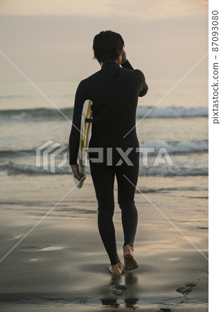 一個人在早晨的海中衝浪 一個人在早晨的海中衝浪 87093080